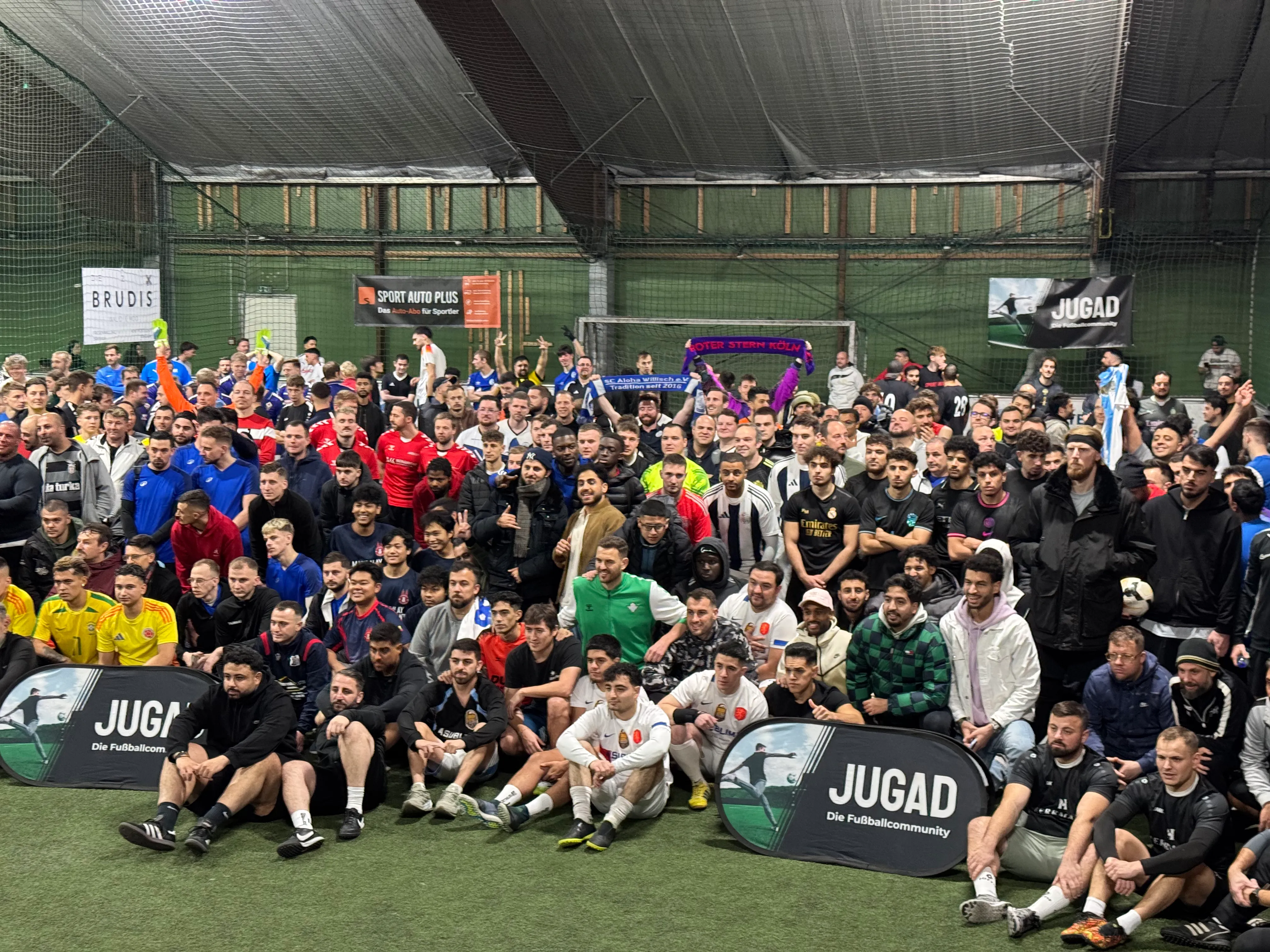 Großes Gruppenfoto vieler Teams bei einem JUGAD-Hallenturnier, vorne JUGAD-Aufsteller
