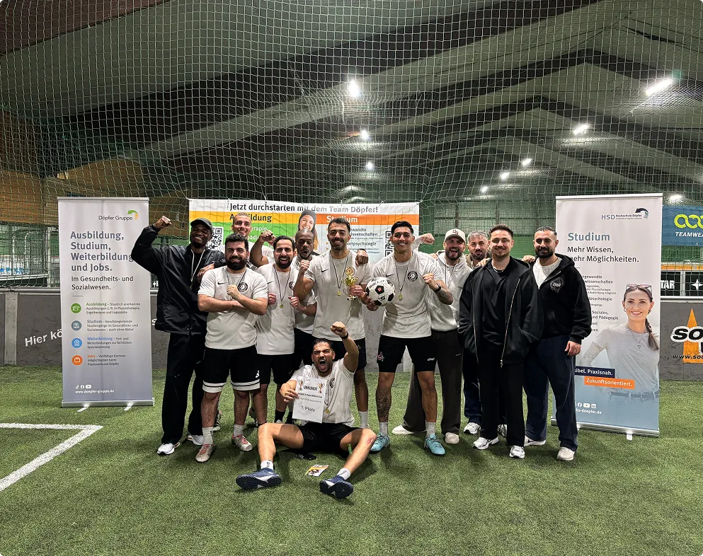Siegerteam mit Pokal bei einem JUGAD-Turnier, links und rechts Roll-ups