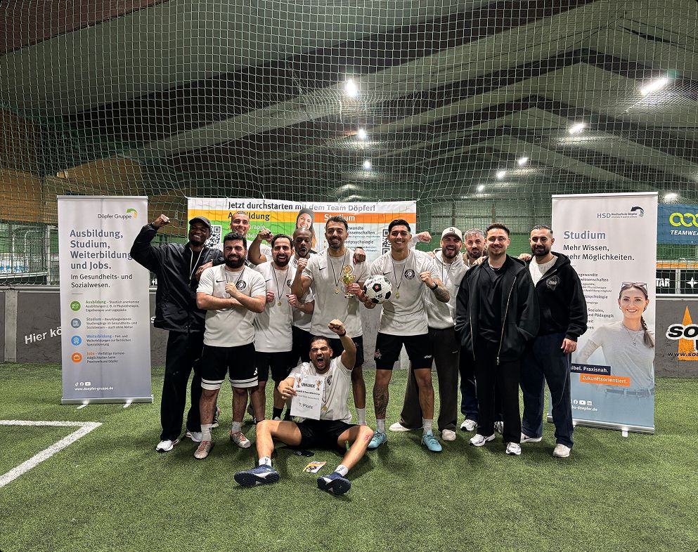 Siegerteam mit Pokal bei der Siegerehrung des JUGAD Cups in Köln