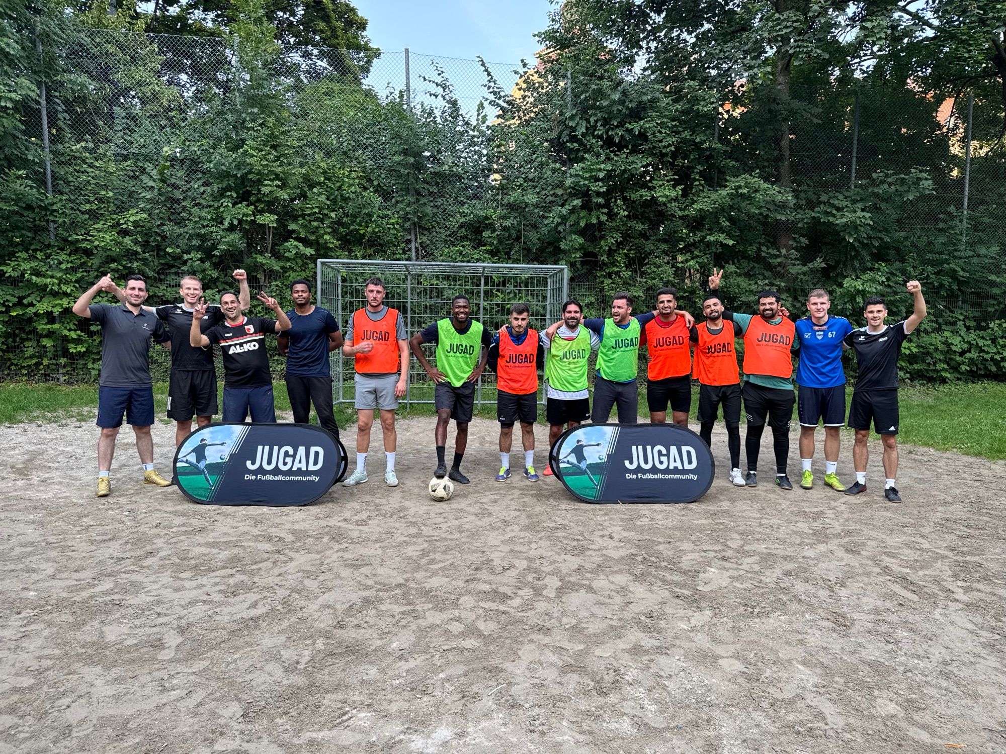 Gruppenjubel nach einer Kickrunde auf dem Bolzplatz
