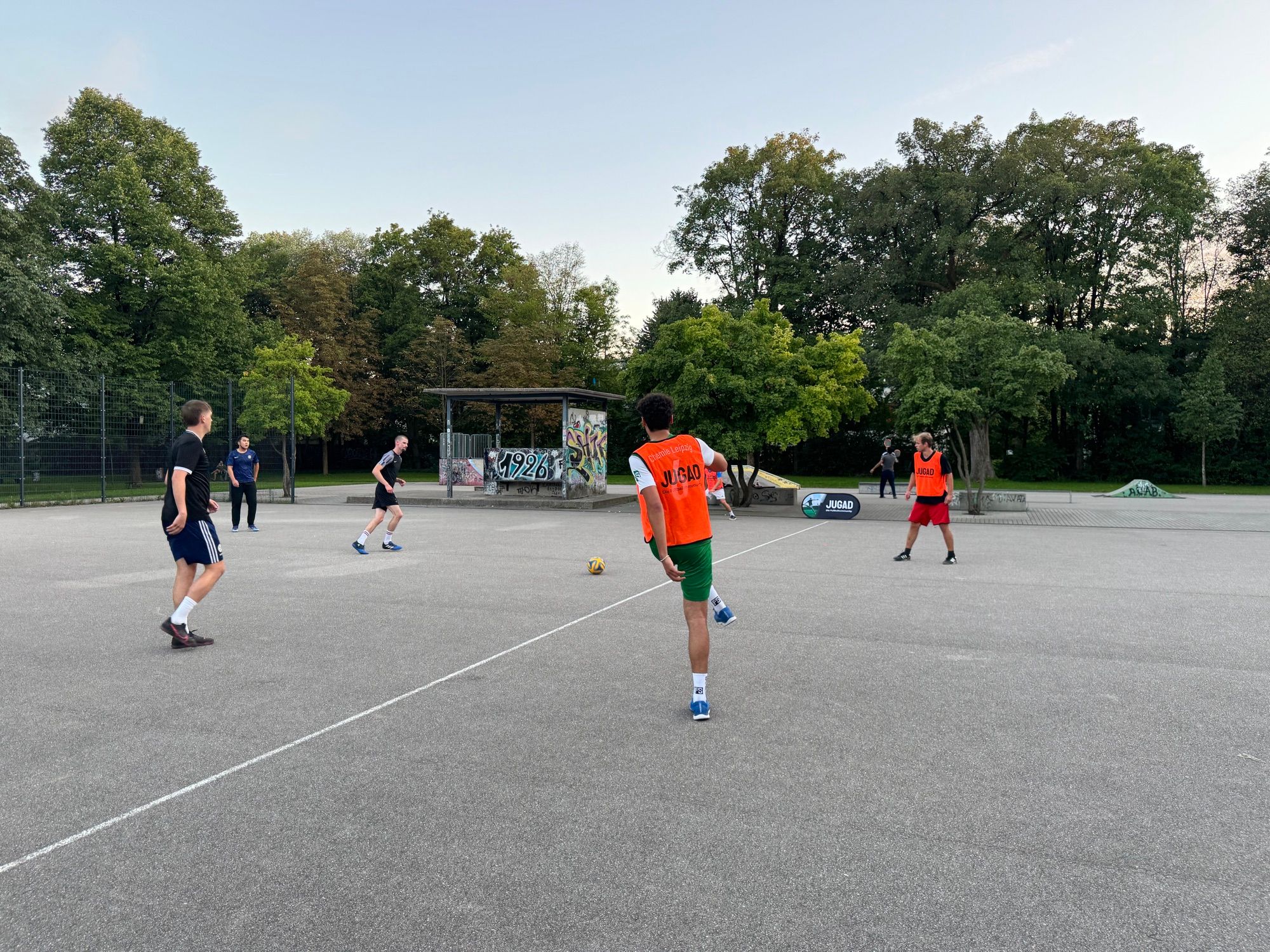 Spontane Kickrunde auf einem Streetball-Platz