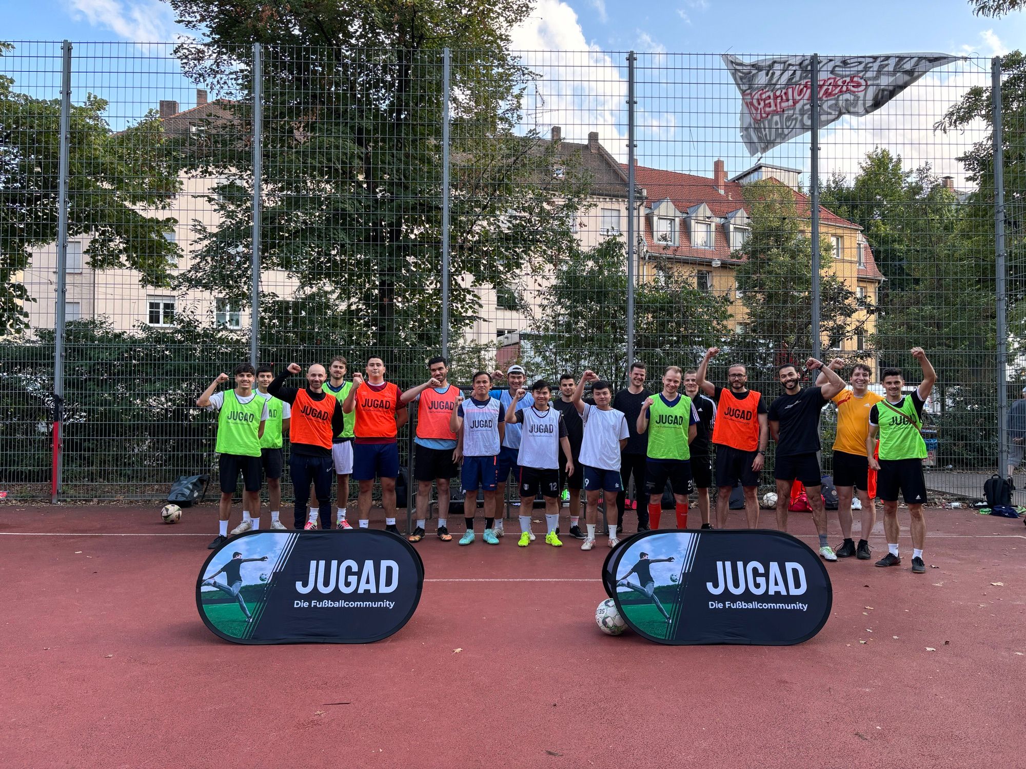 JUGAD-Community nach einer Kickrunde auf dem Kunstplatz