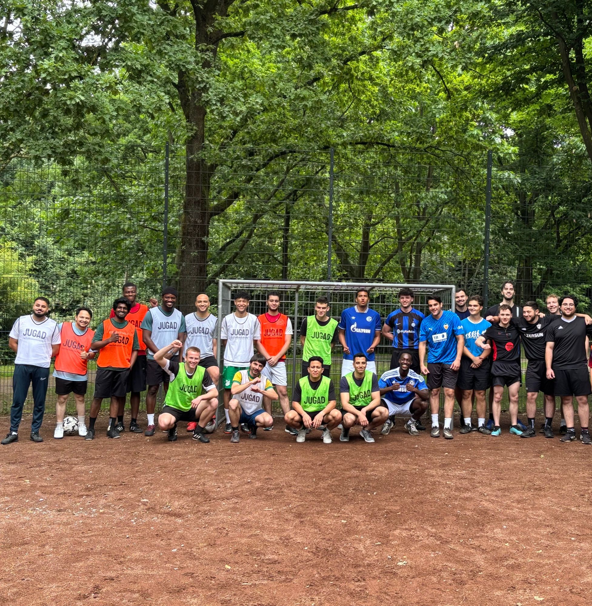 Gruppenfoto nach einer Kickrunde auf dem Bolzplatz im Grünen