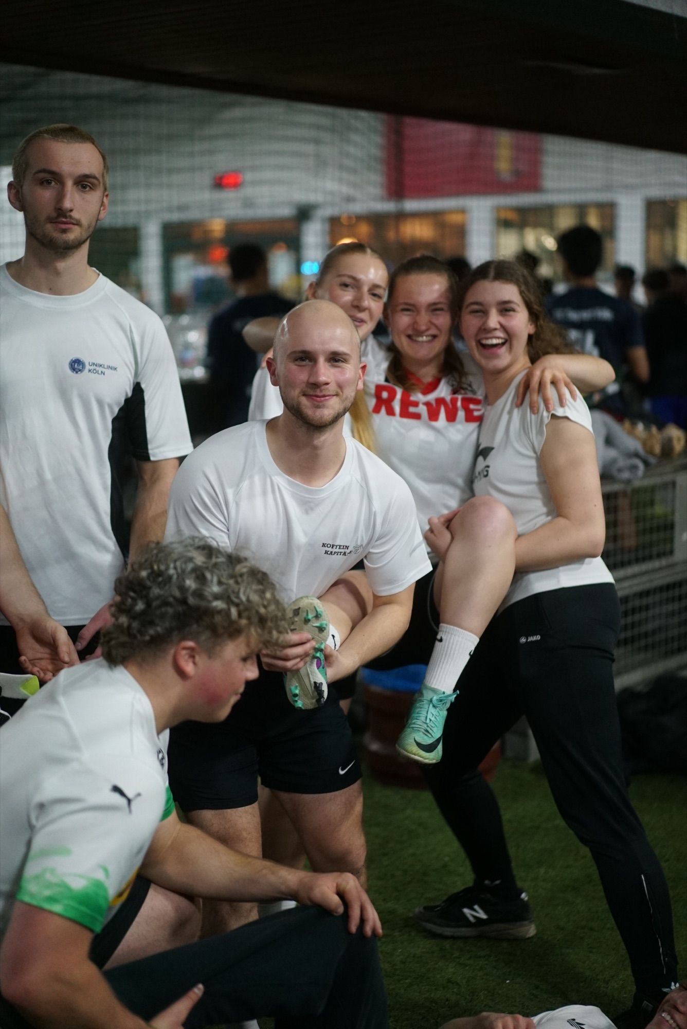 Gute Laune am Spielfeldrand beim JUGAD-Turnier