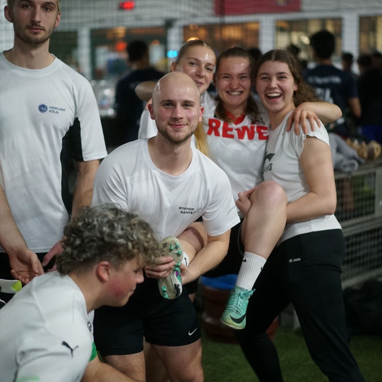 Gute Laune am Spielfeldrand beim JUGAD-Turnier