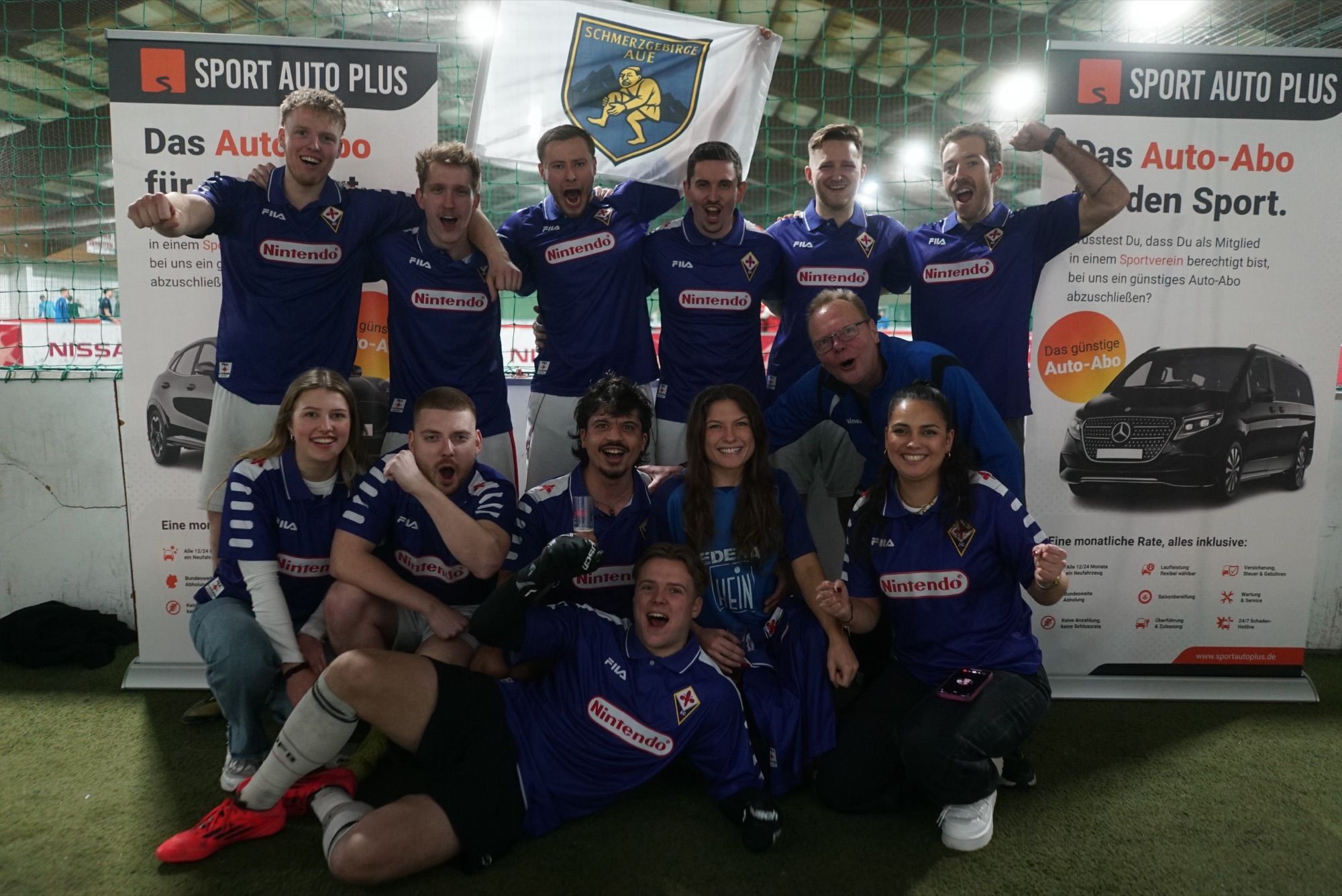 Team mit Fahne bei einem JUGAD-Hallenturnier