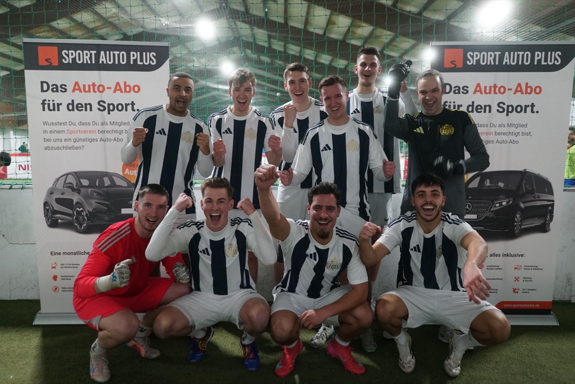Jubelndes Team bei einem JUGAD-Hallenturnier