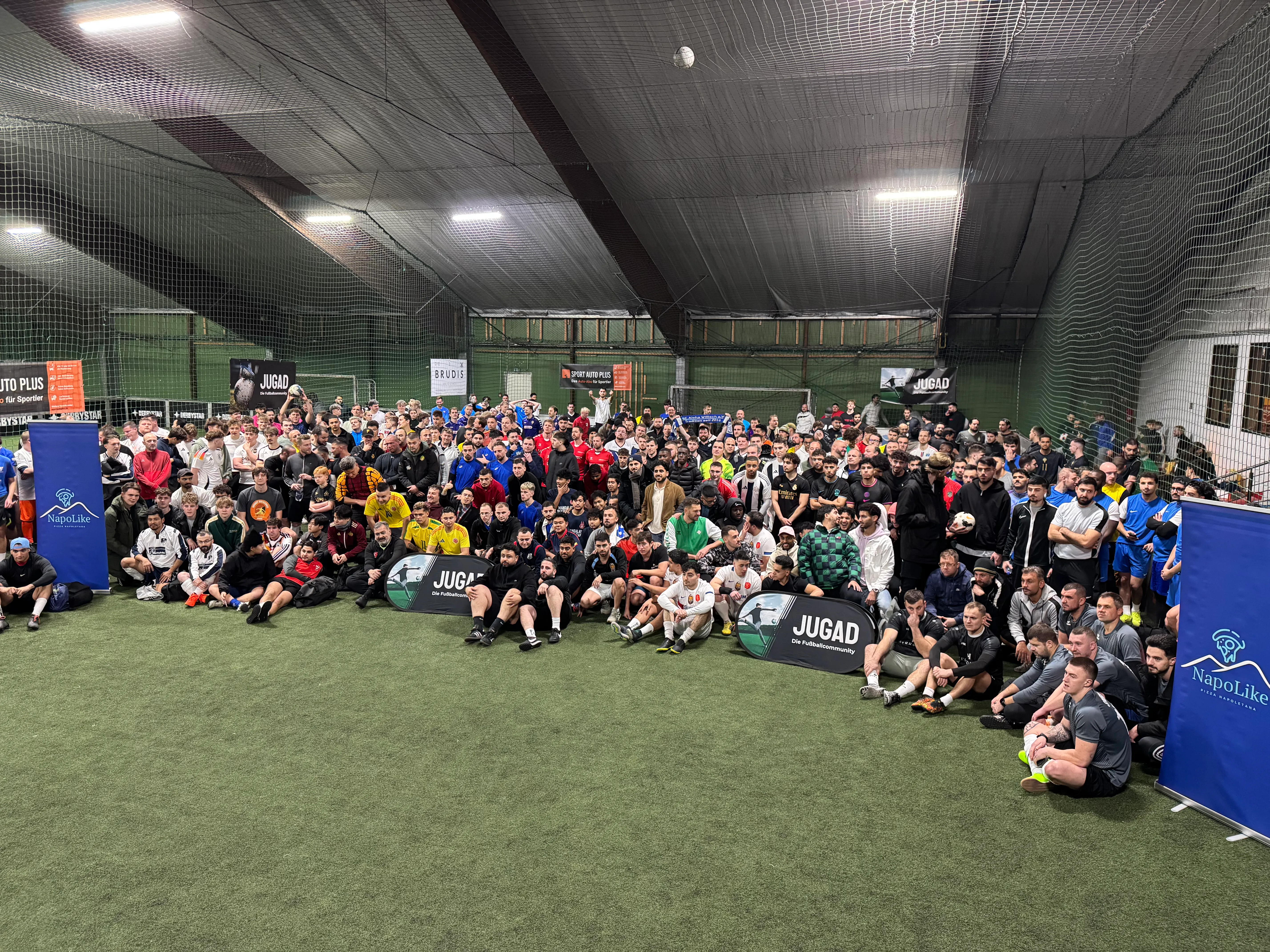 Gruppenfoto vieler Teams bei einem Hallenturnier in Köln